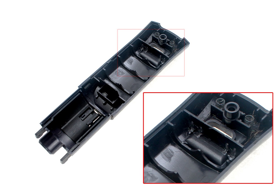 Damit der Akku passt müssen Sie ggf. die vier kleinen Steg-Stabilisatoren wegbrechen!